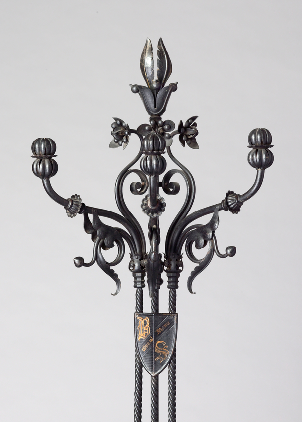 Anonyme - Portemanteau porte-parapluie aux initiales et à la devise de Sarah Ber...