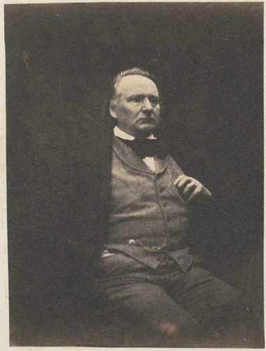 Auguste Vacquerie - Victor Hugo assis, la main gauche à la poche du gilet