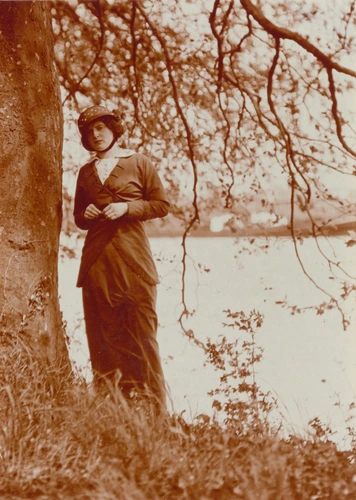 Jeune femme posant en pied au bord d'une rivière - Charles Augustin Lhermitte