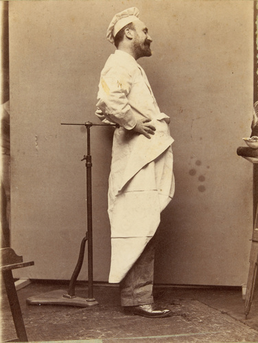 François Brunery - Homme debout, de profil, vêtu d'un costume de mitron