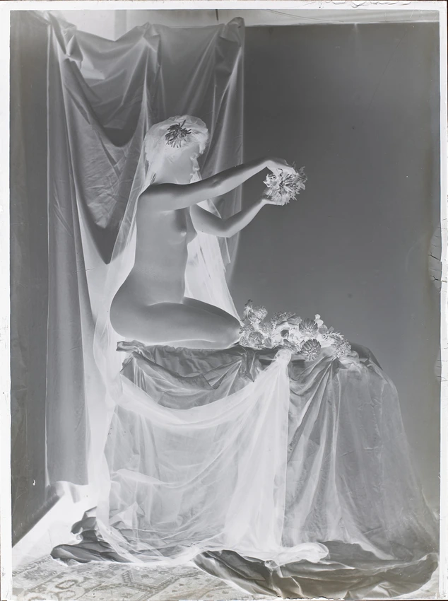 Constant Puyo - Femme nue à genoux, décor de fleurs