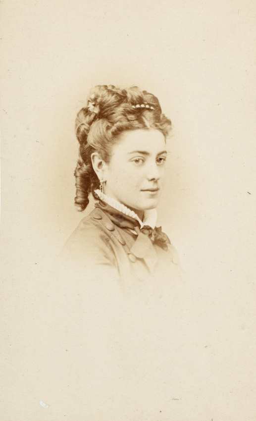 Fontaine - Mme Jeanne Dupain en buste de trois-quarts