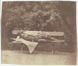 Nadar - Autoportrait allongé sur un banc