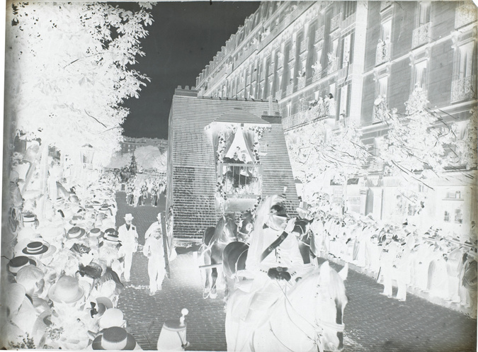 Henri Lemoine - Défilé du carnaval à Paris, char au deux femmes au balcon