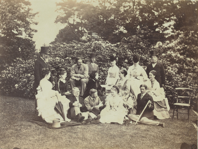 Georgiana Louisa Berkeley - Groupe de sept hommes et huit femmes dans un jardin ...