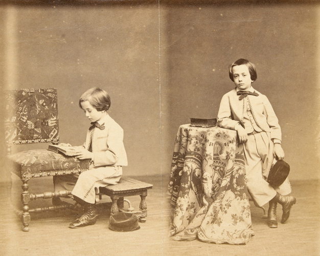 Gustave Le Gray - Petit garçon vêtu de clair, en position assise et en position ...
