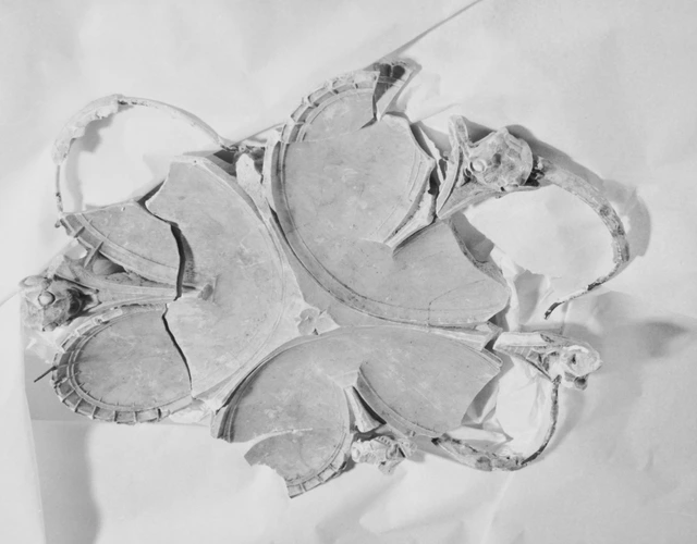 Carlo Bugatti - Fragments d'un modèle de plat à huîtres polylobé
