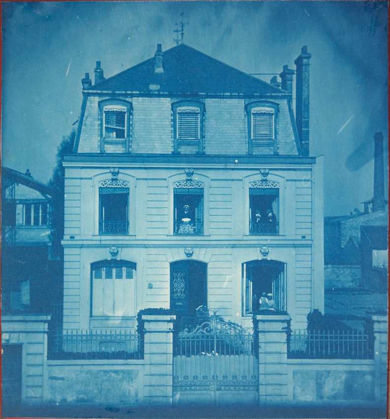 Anonyme - La Famille Eiffel aux fenêtres de sa maison à Levallois-Perret