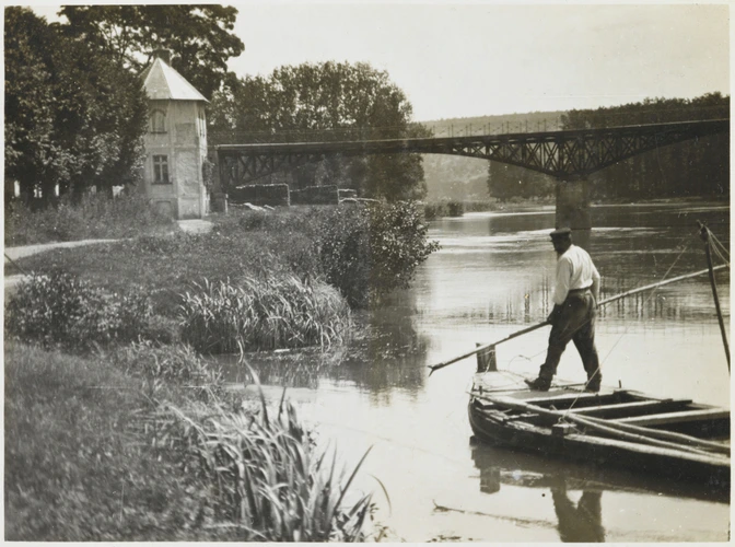 Charles Augustin Lhermitte - France, homme sur une barque, près d'un pont