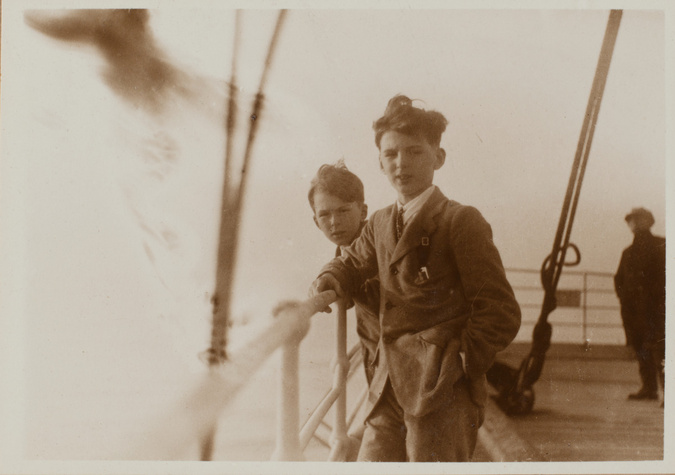 Anonyme - Hubert et Jean Menier accoudés à une balustrade sur le pont du vapeur ...