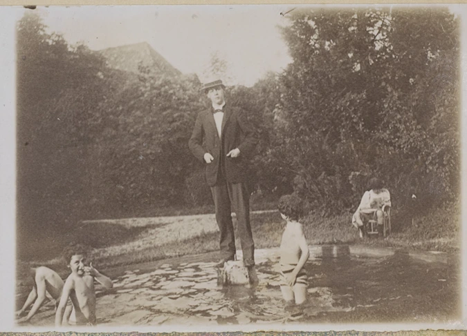 Pierre Bonnard - Jacotot dressé au centre d'un bassin dans lequel se baignent le...