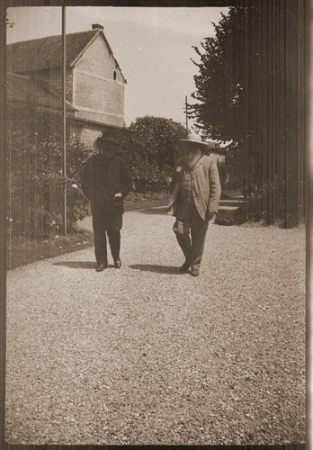 Pierre Bonnard - Claude Monet (et un personnage non identifié) marchant dans une...