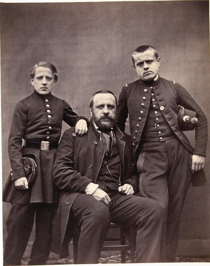 Achille Bonnuit - Homme barbu et deux jeunes hommes dans le jardin