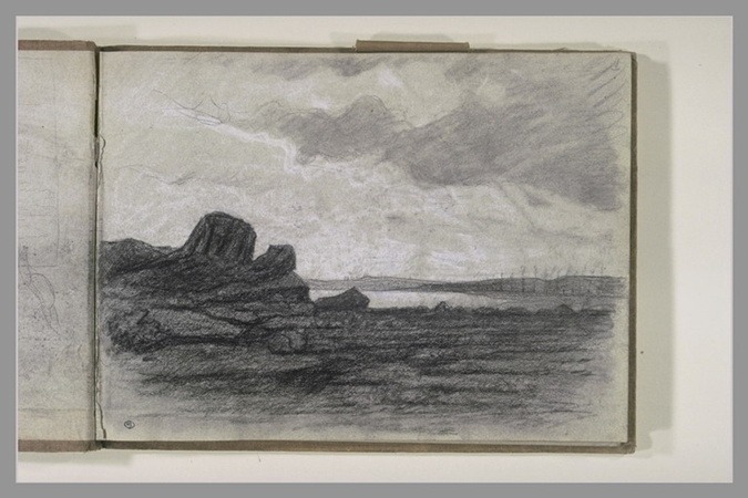 Vue d'une baie bordée d'un rang de peuplier et surplombée d'un ciel nuageux