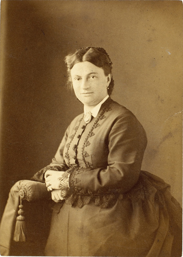 Anonyme - Femme debout, coupée à mi-corps