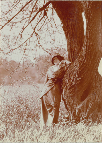 Charles Augustin Lhermitte - Jeune femme posant, appuyée à un gros arbre