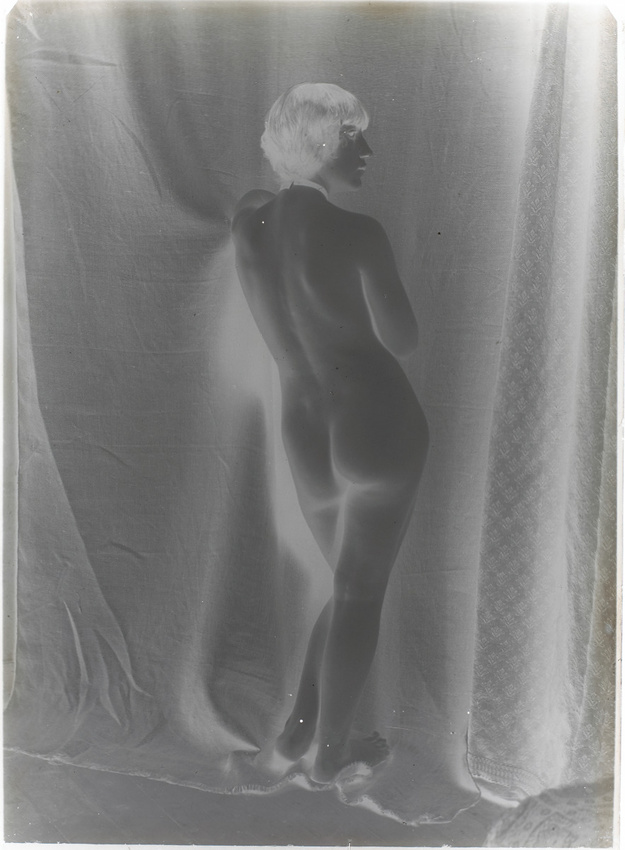 François-Rupert Carabin - Femme nue debout de trois-quarts dos, visage de profil...