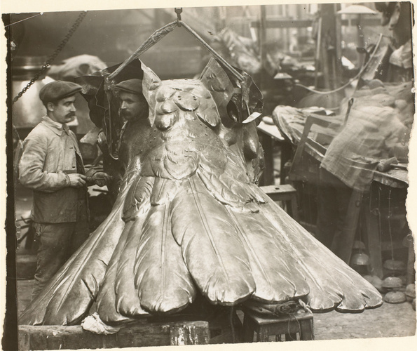 Anonyme - Atelier Monduit, ouvrier travaillant à l'exécution du Phénix en cuivre...