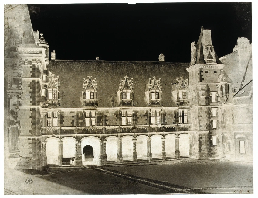 Blois (Loir-et-Cher) - Château, aile Louis XII, vue d'ensemble sur la cour - Gustave Le Gray