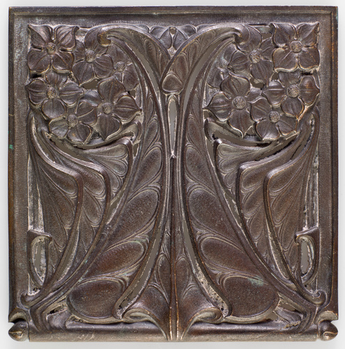 Paul Follot - Plaque à décor de petites fleurs et feuillages lancéolés