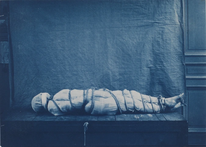 Femme allongée sur le dos, enveloppée d'un tissu et ligotée - Charles-François Jeandel