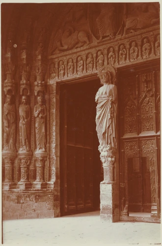 Charles Augustin Lhermitte - Paris, porche de cathédrale avec Christ sur trumeau