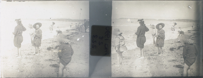 Anonyme - Enfants jouant sur la plage de Saint-Pair, 1901