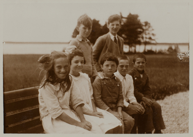 Anonyme - Anticosti, Hubert et Jean Menier avec un goupe de jeunes gens