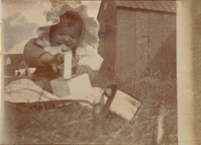 Maurice Denis - Noële assise dans l'herbe devant une cabane, Perros-Guirec (Côte...