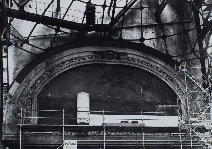 Jim Purcell - Vestibule, peinture de Cermon, calée contre un des pavillons, avan...