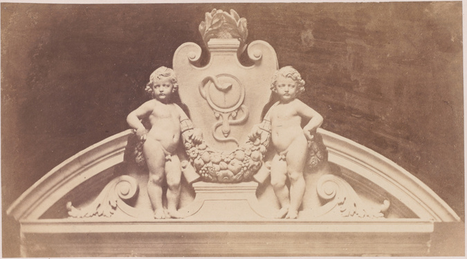 Anonyme - Fronton de deux enfants nus tenant une guirlande