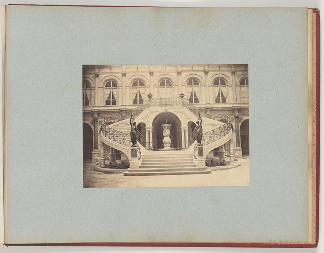 Charles Marville - Vue du Grand Escalier en fer à cheval de la cour d'honneur de...
