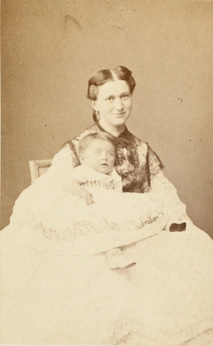 Bayard et Bertall - Mme G. Eiffel et sa fille Claire sur ses genoux