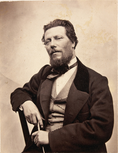 Achille Bonnuit - Homme barbu assis tenant une canne