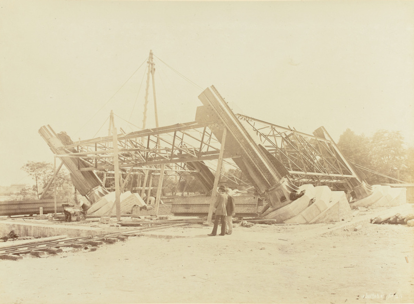 Louis-Emile Durandelle - G. Eiffel et un autre homme debout devant un des pîlier...