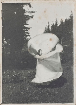 Anonyme - Yvonne Rouart dansant dans une robe prêtée par Loïe Fuller