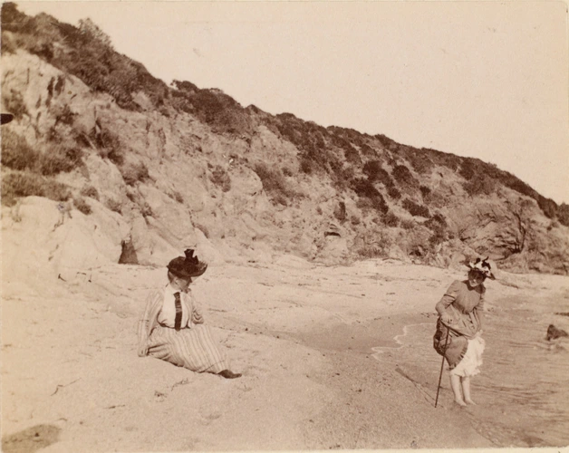 Gustave Eiffel - Deux femmes sur une plage, l'une a remonté ses jupes et trempe ...