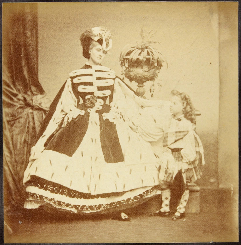 La Comtesse de Castiglione en manteau d'hermine avec son fils - Virginia Verasis de Castiglione