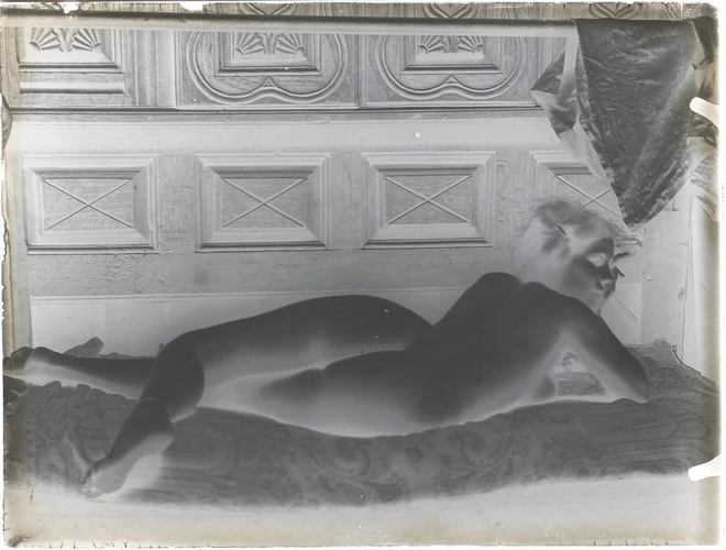 François-Rupert Carabin - Femme nue allongée de dos, la jambe gauche repliée, tê...