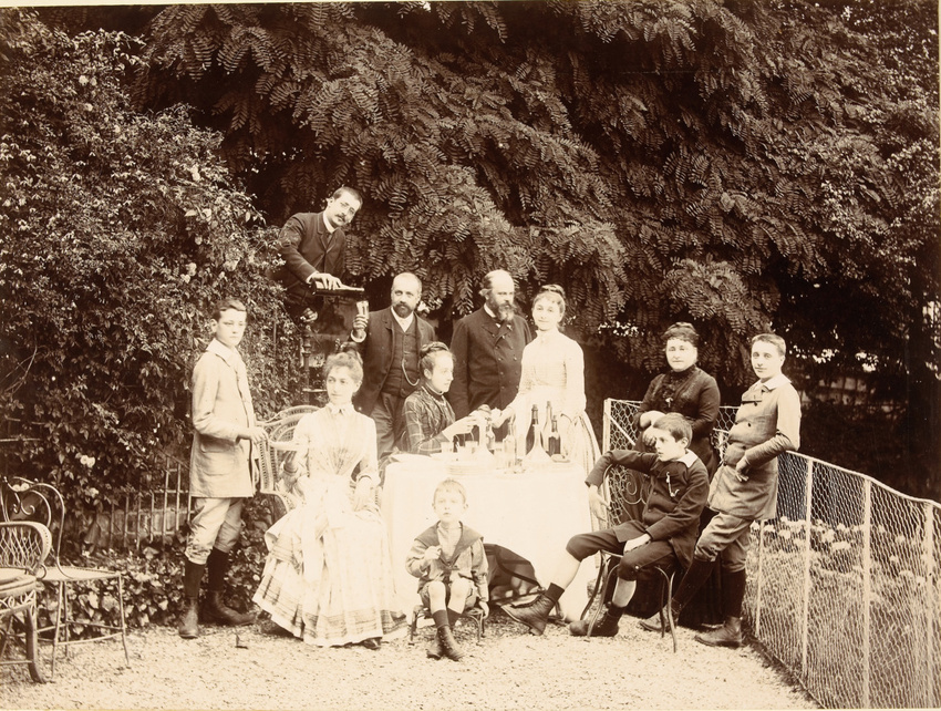 Anonyme - Groupe autour d'une table en extérieur : Mr et Mme Hénocque, Mr et Mme...
