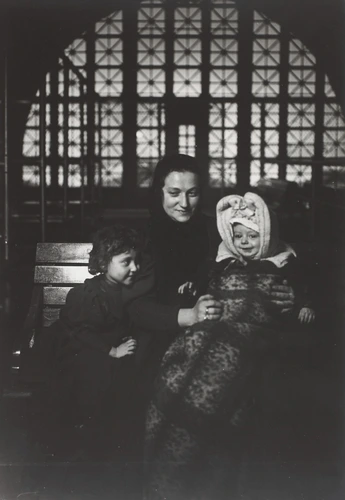 Immigrants italiens à New York, Ellis Island, femme et deux enfants - Lewis Hine