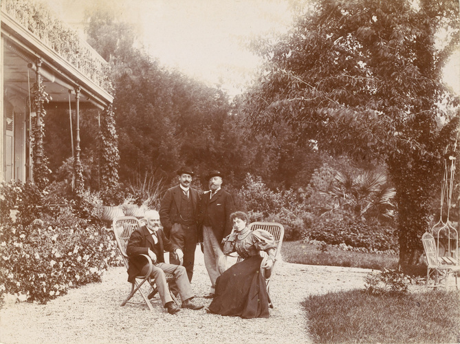 Anonyme - Mr et Mme Salles, Mr Chaster et Mr Mascaut posant dans le jardin à Vev...