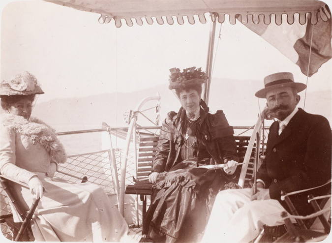 Anonyme - Mme Salles, une dame et un monsieur à bord de la Walkyrie sur le lac d...