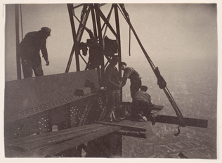 La Tour Eiffel - Cinq ouvriers au travail sur une partie du dernier étage au pied du "Campanile" - Henri Rivière