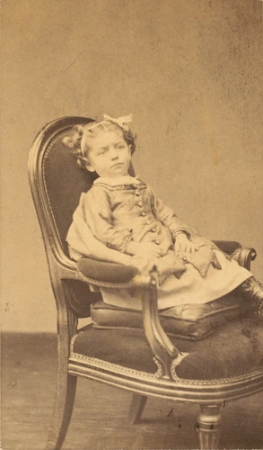 Pierre Lanith Petit - Claire Eiffel, assise dans un fauteuil
