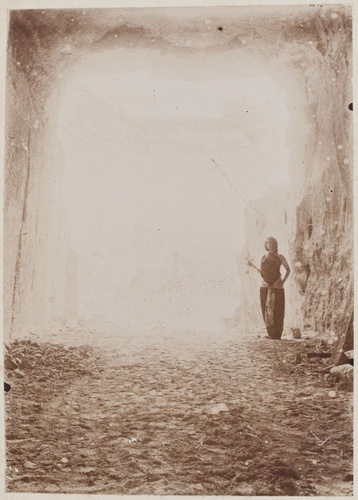 Anonyme - Jeune femme en robe longue, debout, en extérieur