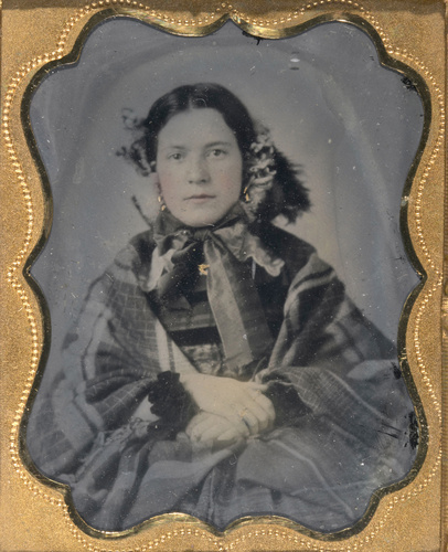 Anonyme - Portrait de jeune femme à mi-corps assise de face