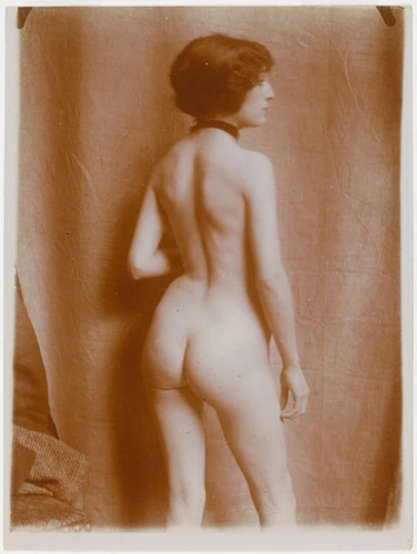 Femme nue debout de dos, visage de profil, vue jusqu'aux genoux -  François-Rupert Carabin
