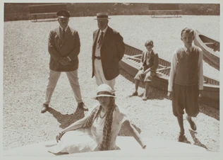 Anticosti, Simone, Claude et Hubert Menier, Charles Donahue et Georges Martin-Zédé sur la terrasse de la villa - Anonyme