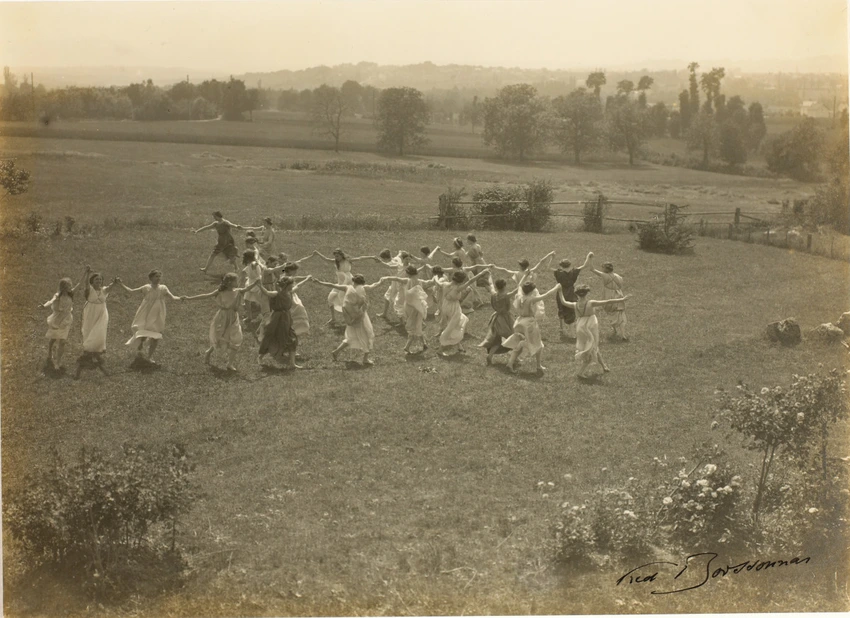 Groupe de plusieurs danseuses dans un pré - Frédéric Boissonnas